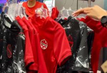 溫哥華市中心 Sport Chek 店內展示加拿大足球隊球衣。