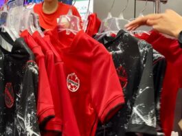 溫哥華市中心 Sport Chek 店內展示加拿大足球隊球衣。