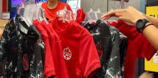 溫哥華市中心 Sport Chek 店內展示加拿大足球隊球衣。