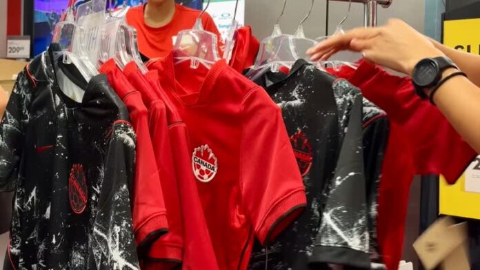 溫哥華市中心 Sport Chek 店內展示加拿大足球隊球衣。