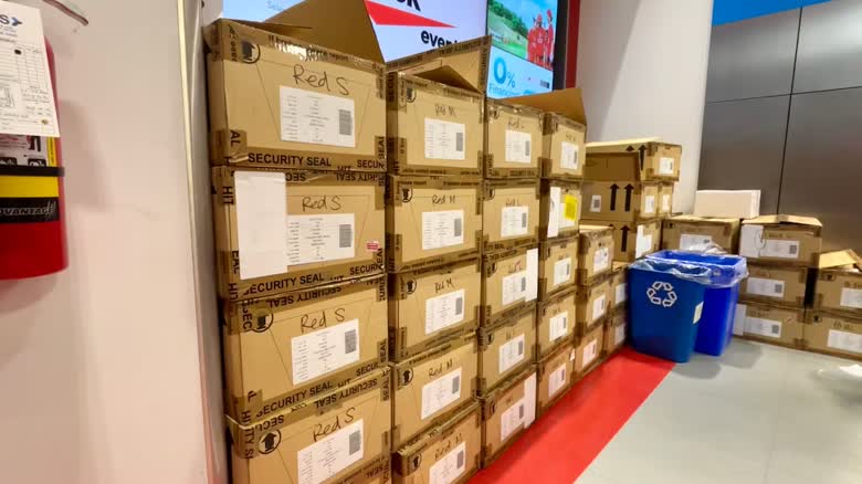 溫哥華 Sport Chek 收銀區後方堆放未拆封的加拿大足球隊球衣箱。