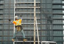安省建築工人在工地工作的圖片