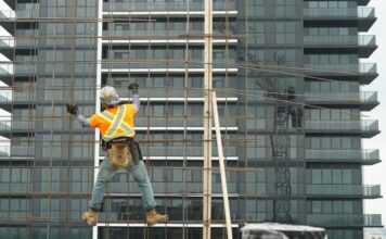 安省建築工人在工地工作的圖片