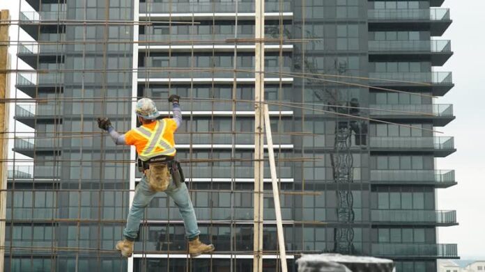 安省建築工人在工地工作的圖片