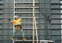 加拿大建築工人在工地工作的照片