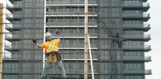加拿大建築工人在工地工作的照片
