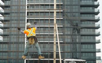 加拿大建築工人在工地工作的照片