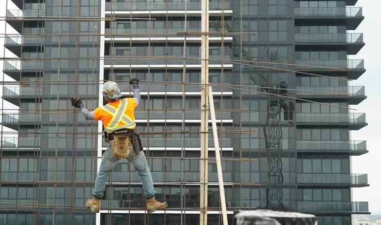 加拿大建築工人在工地工作的照片