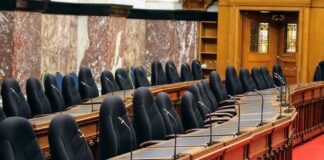 省議會議事廳內一排空置桌椅與麥克風。