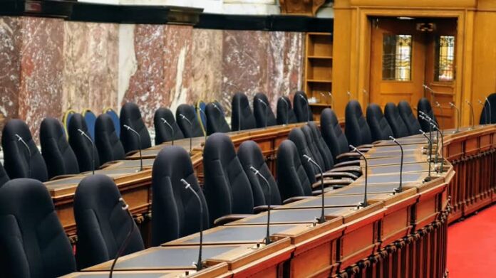 省議會議事廳內一排空置桌椅與麥克風。