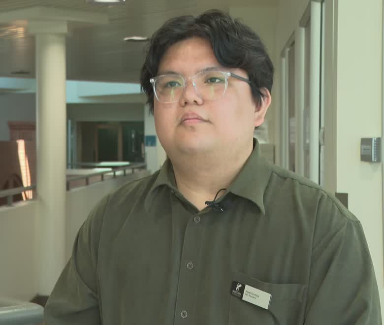 Mount Royal University學生會主席Noel Ormita受訪照片