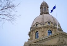 愛民頓亞省議會大樓外觀。