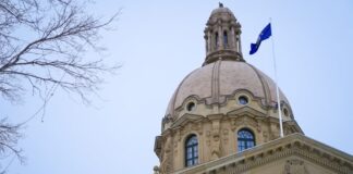 愛民頓亞省議會大樓外觀。