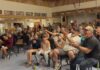 Dawson City 球迷在社區觀戰聚會上看著 Gavin McKenna 被選中的一刻。