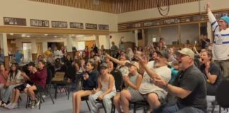 Dawson City 球迷在社區觀戰聚會上看著 Gavin McKenna 被選中的一刻。