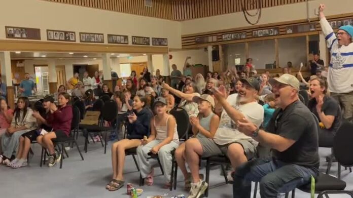 Dawson City 球迷在社區觀戰聚會上看著 Gavin McKenna 被選中的一刻。