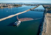 The Ocean Cleanup 在 Ballona Creek 部署的垃圾攔截船。