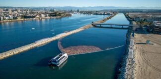 The Ocean Cleanup 在 Ballona Creek 部署的垃圾攔截船。