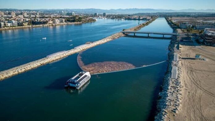 The Ocean Cleanup 在 Ballona Creek 部署的垃圾攔截船。