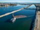 The Ocean Cleanup 在 Ballona Creek 部署的垃圾攔截船。