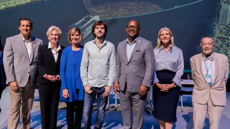 Boyan Slat 與洛杉磯地方官員在記者會合照。