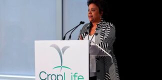 聯邦衛生部長 Marjorie Michel 出席 CropLife Canada 活動的 Facebook 圖片。