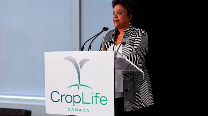 聯邦衛生部長 Marjorie Michel 出席 CropLife Canada 活動的 Facebook 圖片。