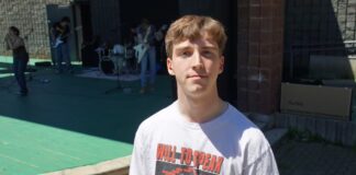 活動統籌 Kyle Crotty-Upshall 在聖約翰斯 Bowring Park 青年音樂活動現場。