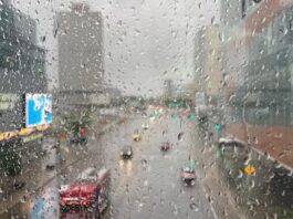雨天與窗上雨水景象