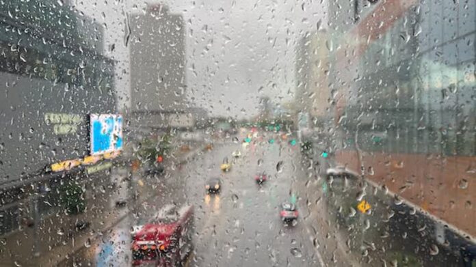 雨天與窗上雨水景象