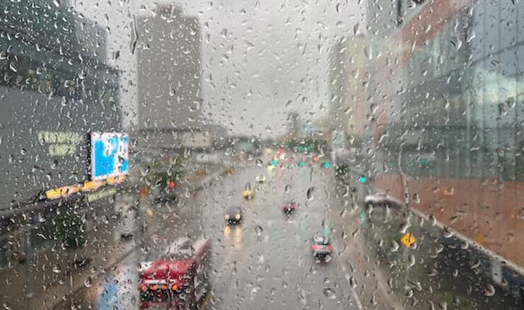 雨天與窗上雨水景象