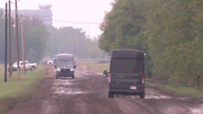 南愛民頓153 Street碎石路雨後泥濘難行 居民促市府提出長遠改善