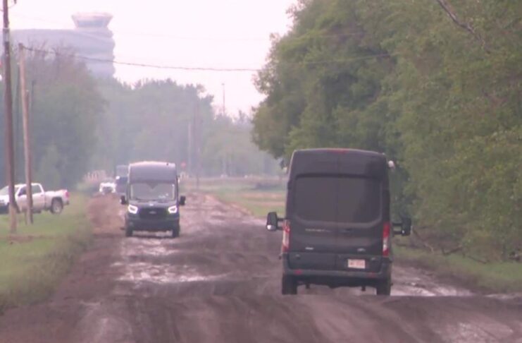 南愛民頓153 Street碎石路雨後泥濘難行 居民促市府提出長遠改善
