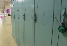 亞省學校外的校巴與校舍景象，配合校園安全與通報程序報道。