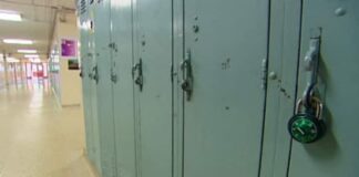 亞省學校外的校巴與校舍景象，配合校園安全與通報程序報道。