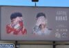 展示兩幅足球員落淚畫像的大型看板。