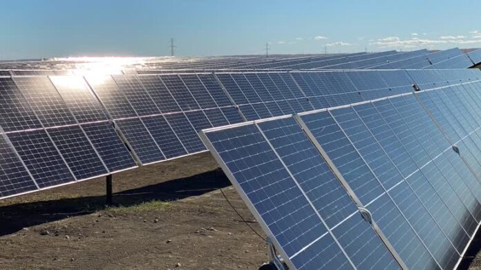 solar-featured 亞省一個太陽能場的太陽能板排列在陽光下。