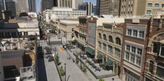 卡加利 Stephen Avenue 翻新後的市中心街景航拍。
