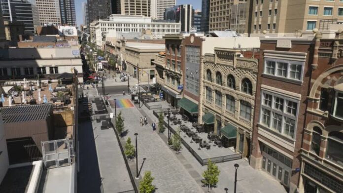 卡加利 Stephen Avenue 翻新後的市中心街景航拍。