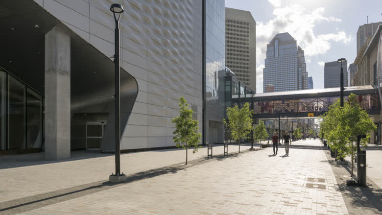 卡加利 Stephen Avenue 近 Glenbow Museum 一段翻新後街景。
