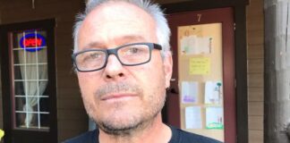 Cory Morgan 就亞省分離廣告牌爭議接受傳媒訪問。