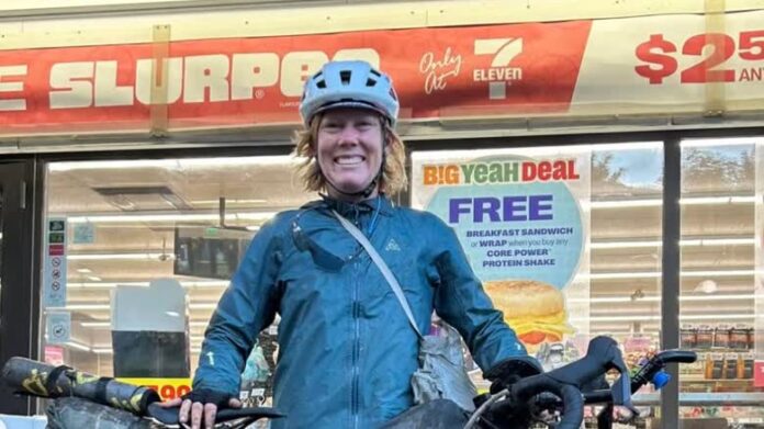 Meaghan Hackinen 在 2026 年 Tour Divide 起點附近留影。