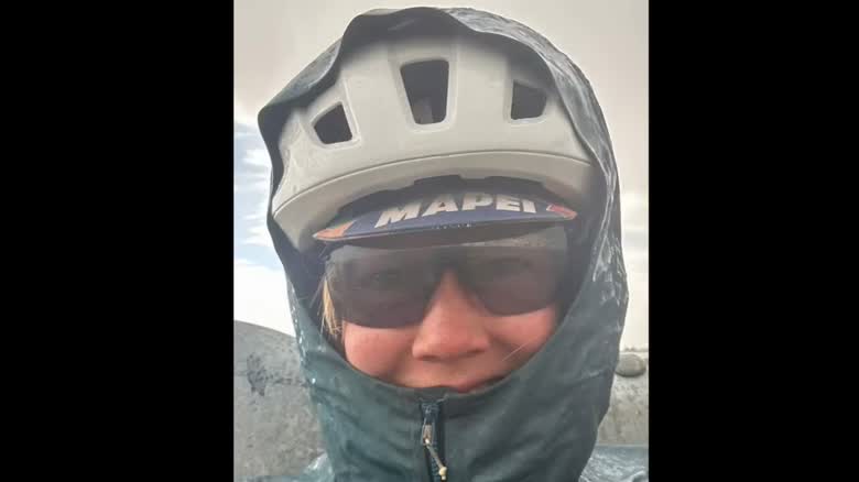 Meaghan Hackinen 在 Tour Divide 賽程中面對嚴峻天氣。