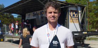Andrew Davies 在聖約翰斯 Tely 10 奪得男子組冠軍。