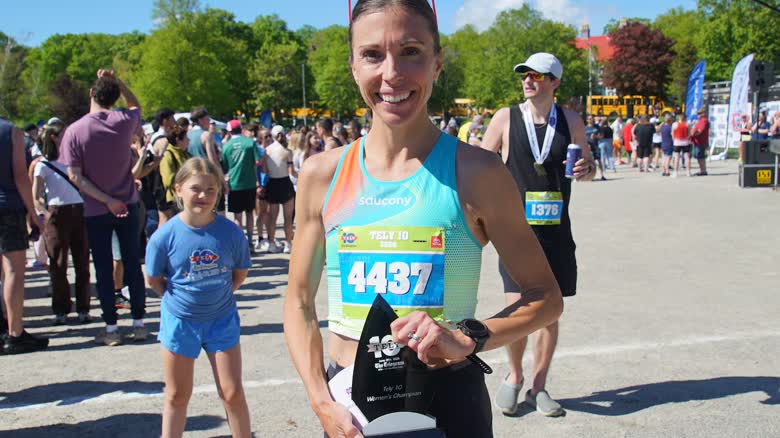 Kate Bazeley 在 Tely 10 奪得女子組冠軍。