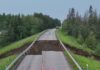 Strathcona County 道路被洪水沖毀的航拍畫面