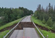 Strathcona County 道路被洪水沖毀的航拍畫面