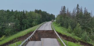 Strathcona County 道路被洪水沖毀的航拍畫面