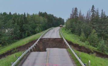 Strathcona County 道路被洪水沖毀的航拍畫面