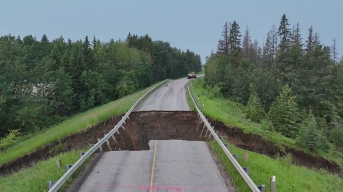 Strathcona County 道路被洪水沖毀的航拍畫面
